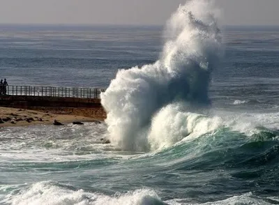 उजनीत मोठया लाटा, धरणकाठच्या गावकऱ्यांनी अनुभवला समुद्र किनाऱ्याचा अनुभव
