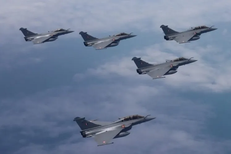 राफेलच्या गर्जनेने चीन बिथरला