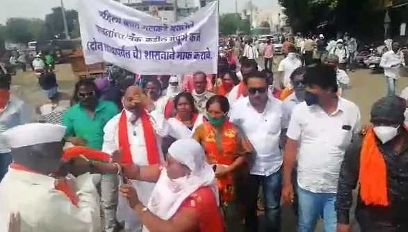 सोलापूर : बचत गटाच्या कर्ज माफीसाठी शिवसेनेचा जिल्हाधिकारी कार्यालयावर मोर्चा