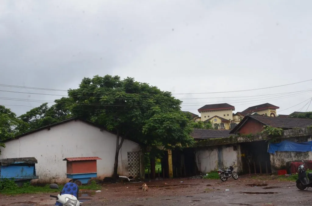 पर्वरीतील जीसीए समोरील जूने मार्केट दुर्गंधीमय