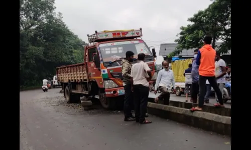 डिचोली बायपास रस्त्यावरील दुभाजकांना ट्रकची धडक.