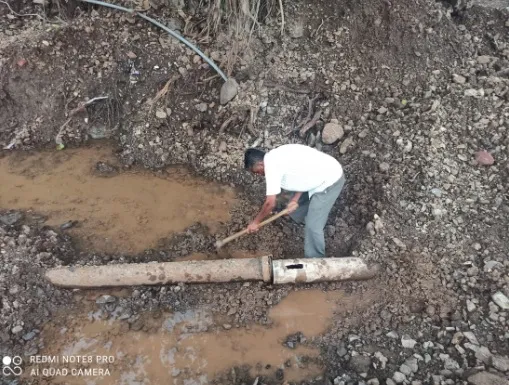 राज्य मार्ग दुरुस्तीत पाईपलाईन फुटली, ग्रामस्थांवर पावसाचे पाणी पिण्याची वेळ