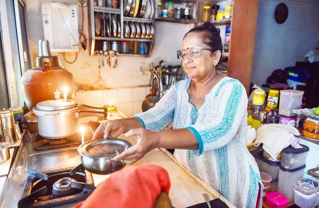 मुंबईत बत्तीगुल झाल्याने उपनगरेही झाली ठप्प