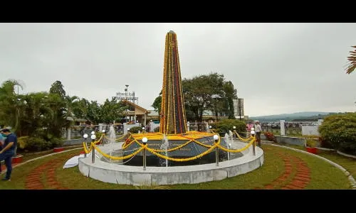 कोकण रेल्वेसाठी प्राण गमावलेल्यांना वाहिली आदरांजली