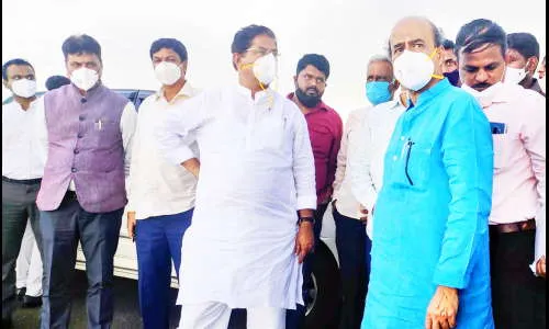 घर पडलेल्या कुटुंबीयांना-शेतकऱयांना तातडीने मदत करा