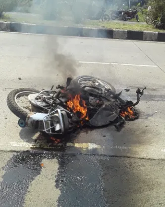 पुणे-बंगलोर राष्ट्रीय महामार्गावरील अपघातात दोन गंभीर जखमी