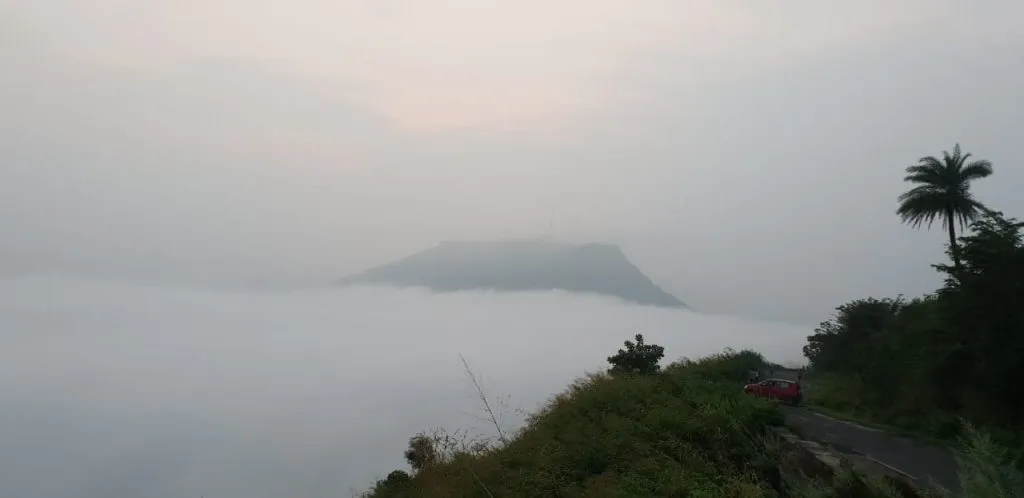 धुक्यात हरवला अजिंक्यतारा…