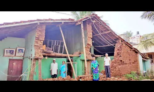 शाहुनगर येथे भिंत कोसळून घराचे नुकसान