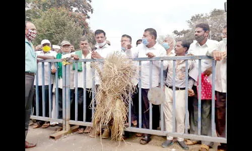 येळ्ळूरवासियांची जिल्हाधिकारी कार्यालयाला धडक
