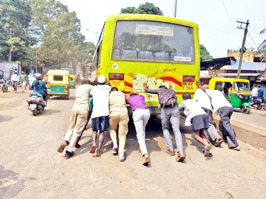 वाहतूक कोंडीतच नादुरुस्त होऊन बस बंद पडली