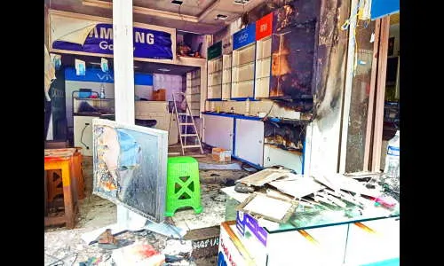 कार पार्किंगजवळ मोबाईल दुकानाला आग