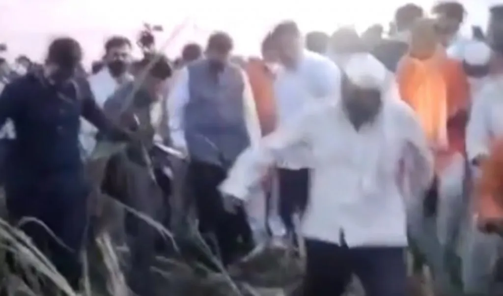 देवेंद्र फडणवीस यांनी करमाळा तालुक्यातील शेतकऱ्यांशी साधला संवाद