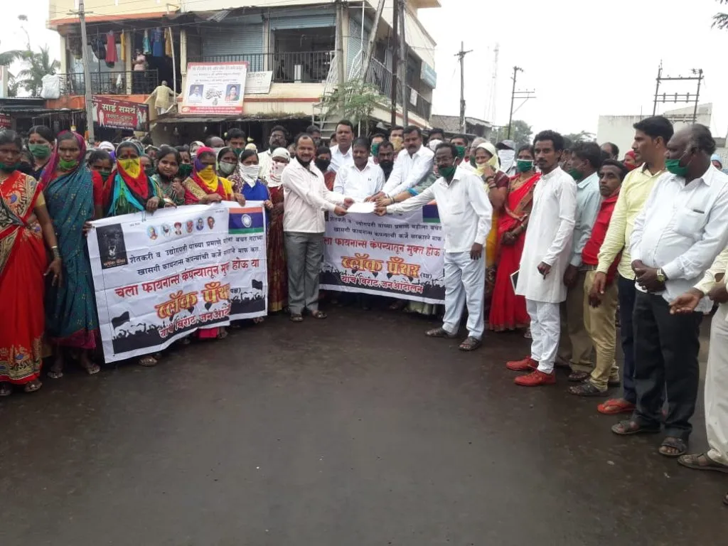 कोल्हापूर : बीडशेड येथे ‘ब्लॅक पँथर’चे रास्ता रोको आंदोलन