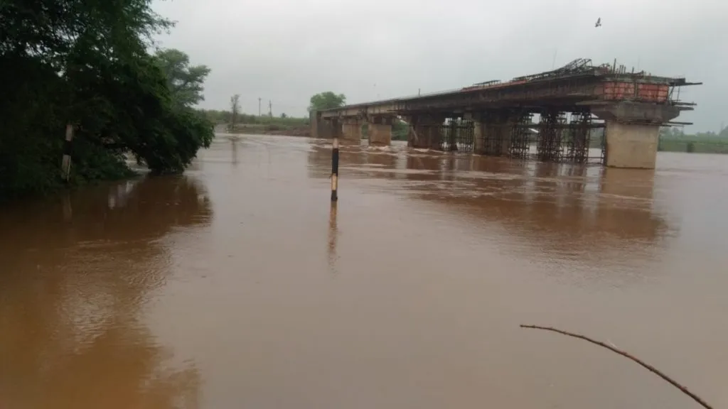 वारणा नदीच्या पाणीपातळीत वाढ; खोची बंधारा पाण्याखाली