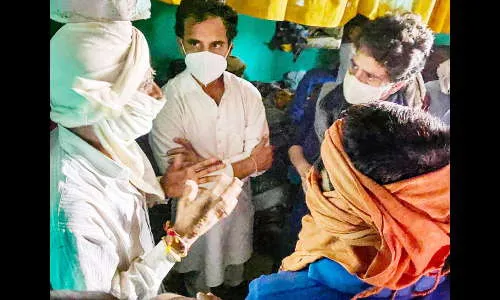 पीडित कुटुंबियांचे गळाभेटीने सांत्वन