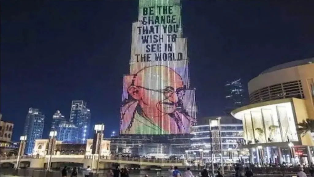 दुबईत महात्मा गांधींना अनोखी आदरांजली