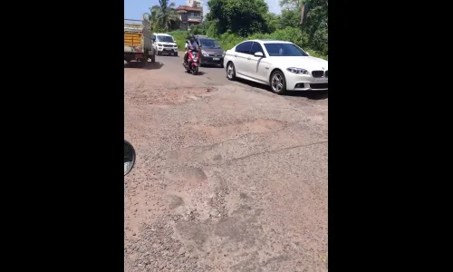 पर्वरीतील चोगम रस्त्याची चाळण