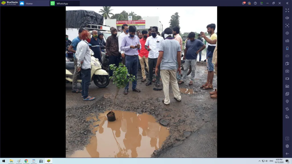 ‘ स्वाभिमानी’ कडून रस्त्यावरील खड्ड्यांमध्ये वृक्षारोपण, बांधकाम विभागास आली जाग