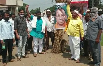 करमाळा येथे काँग्रेसच्यावतीने योगींच्या प्रतिमेचे दहन