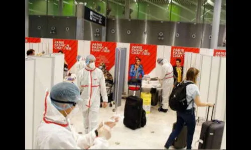 पॅरिसमध्ये बार, कॅफे बंद