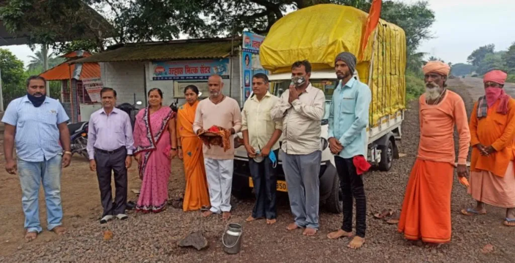 कोरोना मुक्तीसाठी साईभक्तांची शिर्डीला पायी वारी