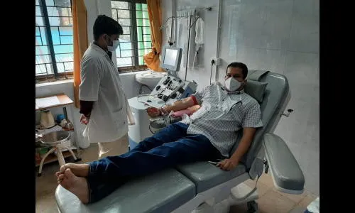 उत्पल पर्रीकरांकडून प्लाझ्मा दान