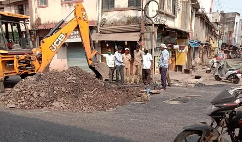 कोल्हापुरात सोमवारी रस्ता केला अन् मंगळवारी खोदला !