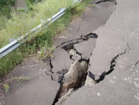 उडतारेनजीक सेवा रस्ता गेला नदीत