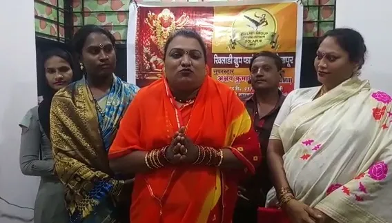 सोलापुरात खिलाडी ग्रुपच्यावतीने तृतीयपंथीयांचा साडी देऊन सन्मान