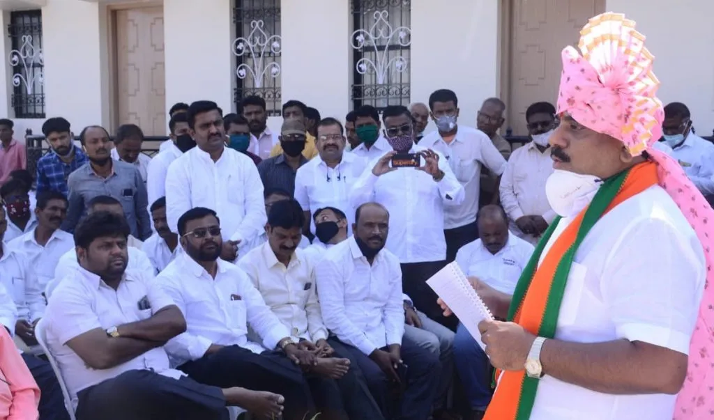 भाजपाचे उमेदवार संग्राम देशमुखांचा शिरोळमध्ये युवा संवाद व पदवीधर मतदार गाठीभेटी संपर्क दौरा