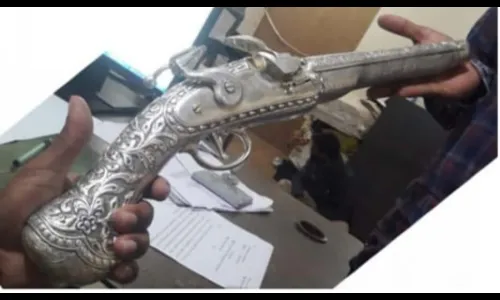 जलमंदिरातून बंदूक चोरणाऱया एकास अटक