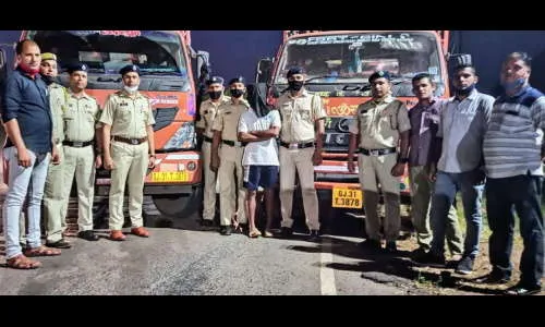 जुळय़ा नंबरप्लेटसह दारूची तस्करी