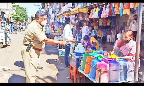 गर्दी नियंत्रणासाठी पोलीसांची कारवाई