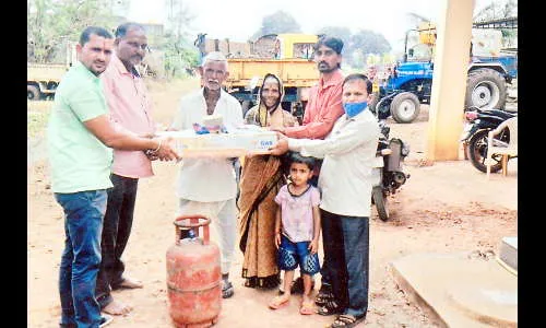गरजू गरीबांना मोफत गॅस, शेगडीचे वाटप
