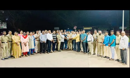 बदलीनंतर पुष्पवृष्टी करून ‘पीआय’ कोळींना निरोप