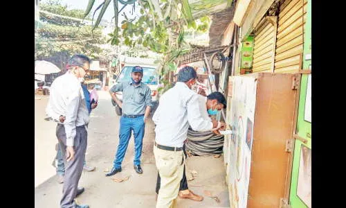 दोन दवाखान्यांना ठोकले टाळे