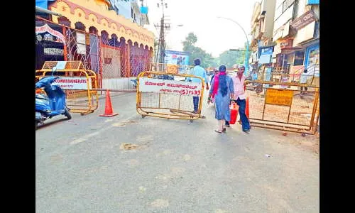 ऐन दिवाळी सणाच्या तोंडावर शहराचे प्रवेशद्वार बंद