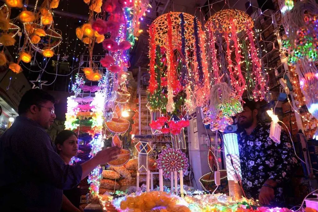 सर्वत्र दिवाळीचा झगमगाट