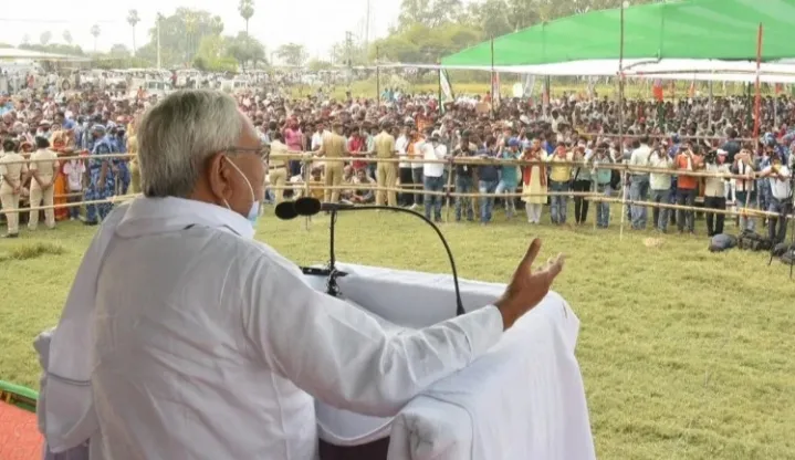 नितीश कुमारांच्या सभेत दगडफेक