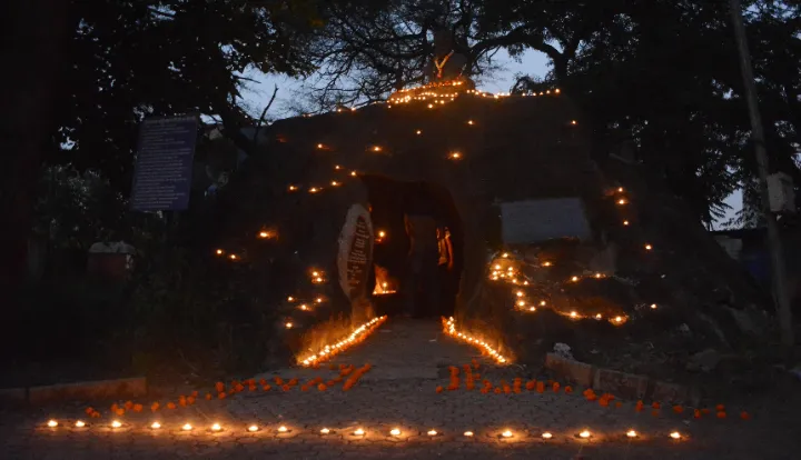 ‘आद्य क्रांतिकारकांना’ दीपोत्सवातून अनोखी मानवंदना