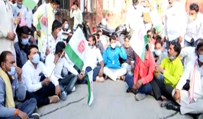 स्वाभिमान शेतकरी संघटनेचे नितीन गडकरी यांच्या घरासमोर आंदोलन