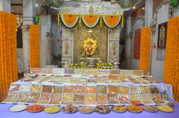 लक्ष्मीबाई दगडूशेठ दत्तमंदिरात 151 पदार्थांचा अन्नकोट