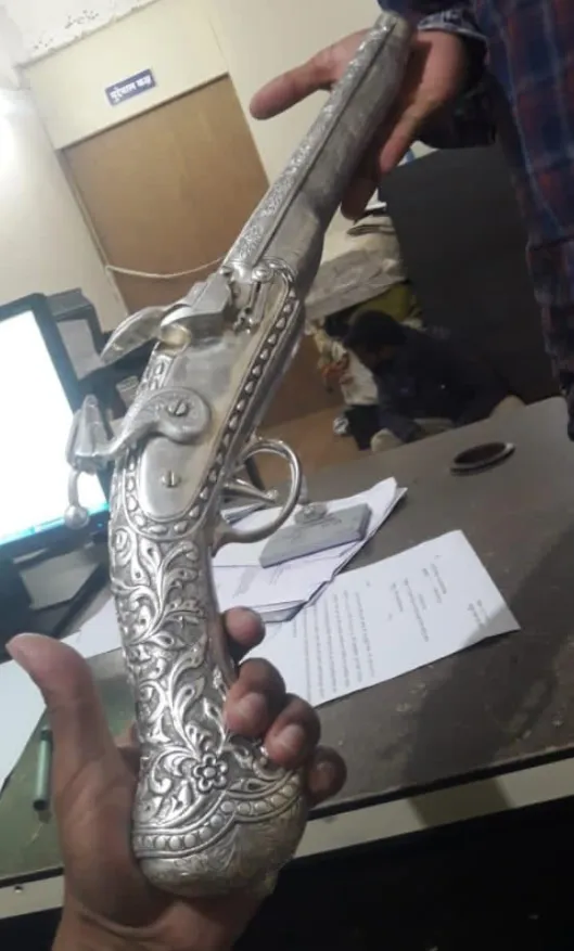 सातारा : जलमंदिरातून बंदूक चोरणाऱ्या एकाला अटक