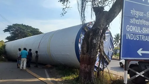 कोल्हापूर : गोकुळ शिरगांव औद्योगिक वसाहतीमधील मुख्य प्रवेश रस्त्याजवळ मल्टीअॅक्सल ट्रेलर पलटी