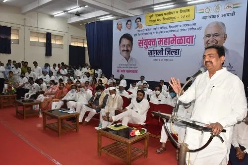 ज्यांनी शेतकऱ्यांचे पैसे बुडविले ते पदवीधरांचे प्रश्न काय सोडवणार