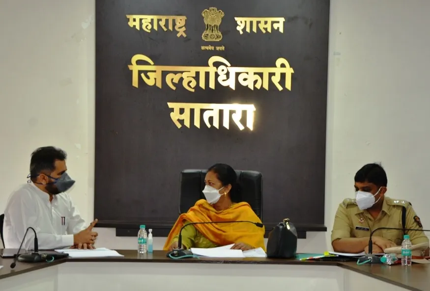 सातारा : निवडणुक निरीक्षक निलिमा केरकट्टा यांनी केली मतदान केंद्राची पाहणी