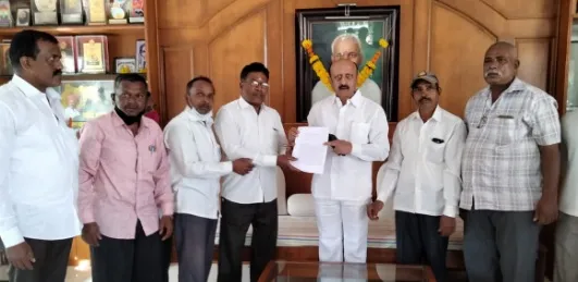 केरोसीन पूरवठा पुर्ववत होण्यासाठी, आ. मानसिंग नाईक यांना निवेदन