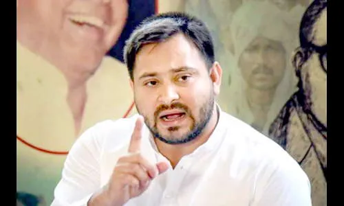 तेजस्वी यादवांकडून निवडणूक आयोग लक्ष्य