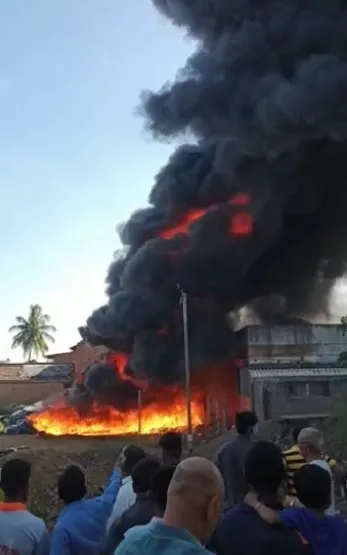समडोळी येथे भीषण आग, तीन ट्रक पाईप जळाले