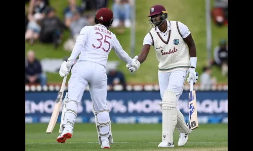 होल्डर, कॅम्पबेल यांची अर्धशतके